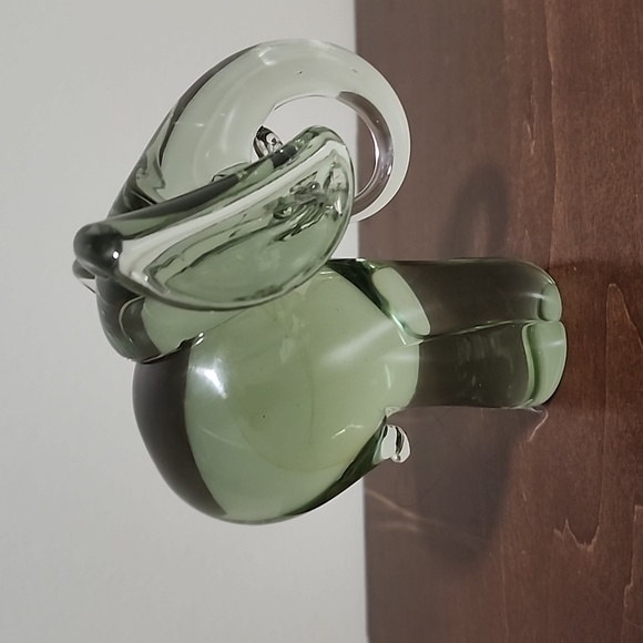 Beautifui Art Glass Elephant Paperweight In A Beautiful Green. - Picture 3 of 6